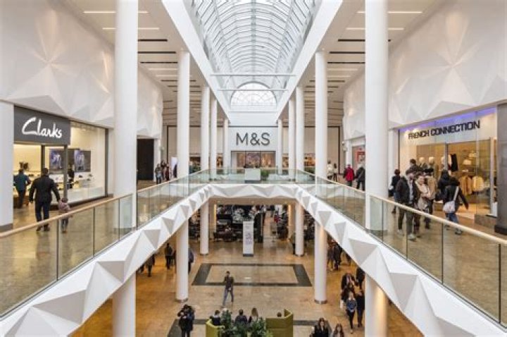 Does meadowhall have lockers?