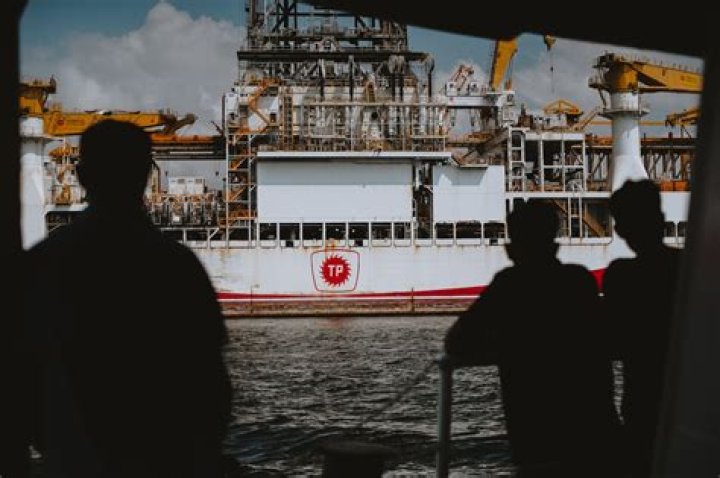 How much do oil salesmen make?