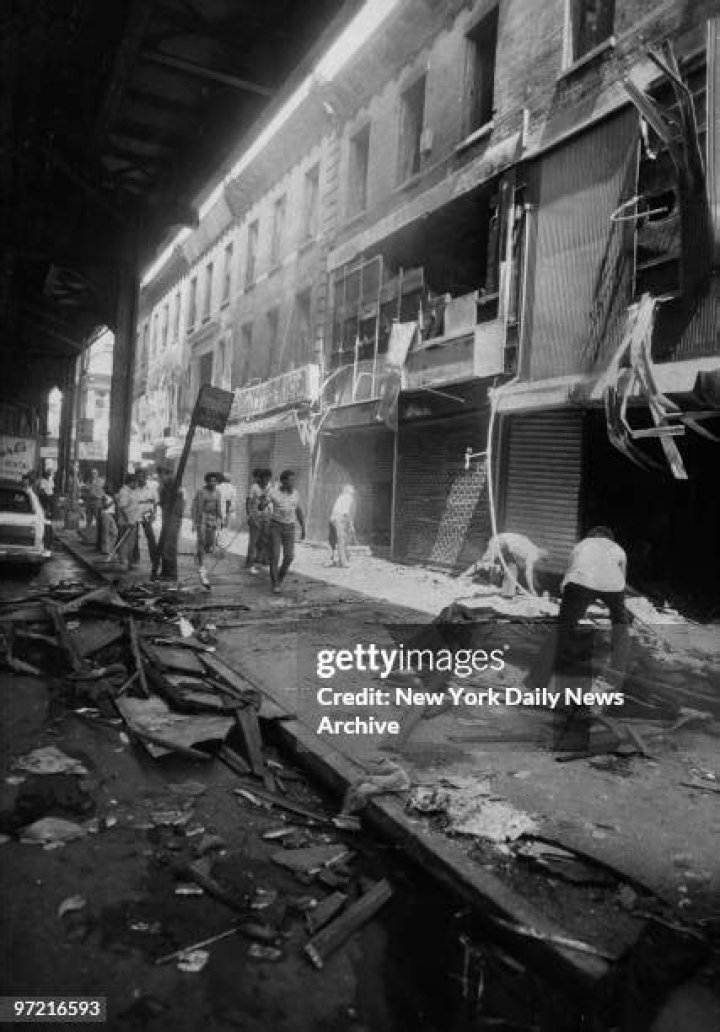 What caused the 1977 blackout in New York City?