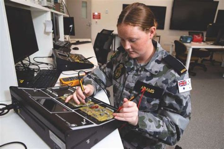 What does a Information Systems Technician do in the Navy?