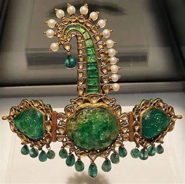 What jewelry did the Mughals wear?