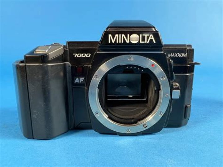 What kind of film does a Minolta Maxxum 7000?