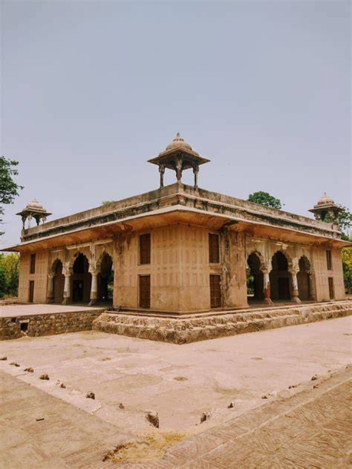 Where is grave of Sohni Mahiwal?